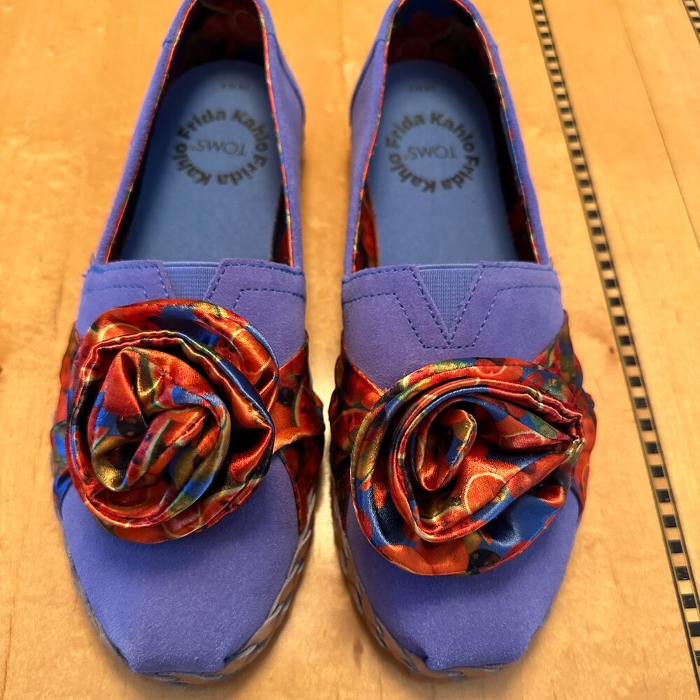 Women's Toms Sz 7 Frida Kahlo espadrille shoes fruit satin blue Alpargata